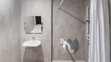Ein modernes Badezimmer mit Waschbecken, Spiegel, Toilette und Duschvorhang.