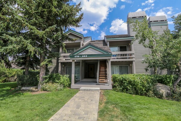 A two-story building with a green roof and a number '620-623' sign. - Updated & Cozy Fireplace, Private Washer/Dryer. Near Winter Shuttle Stop (Mammoth Lakes)
