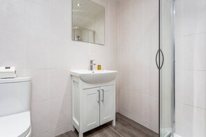 Baignoire, séchoir à cheveux, serviettes fournies