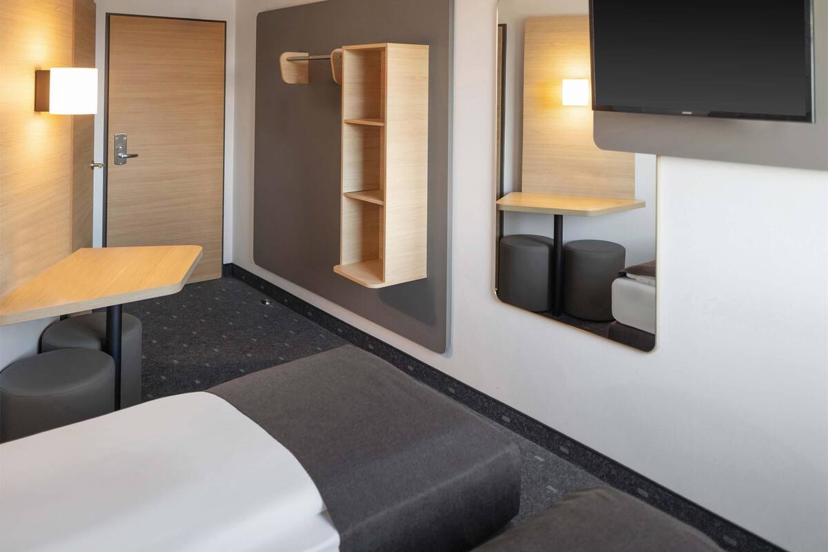 twin room | desk, soundproofing, free wifi, bed sheets