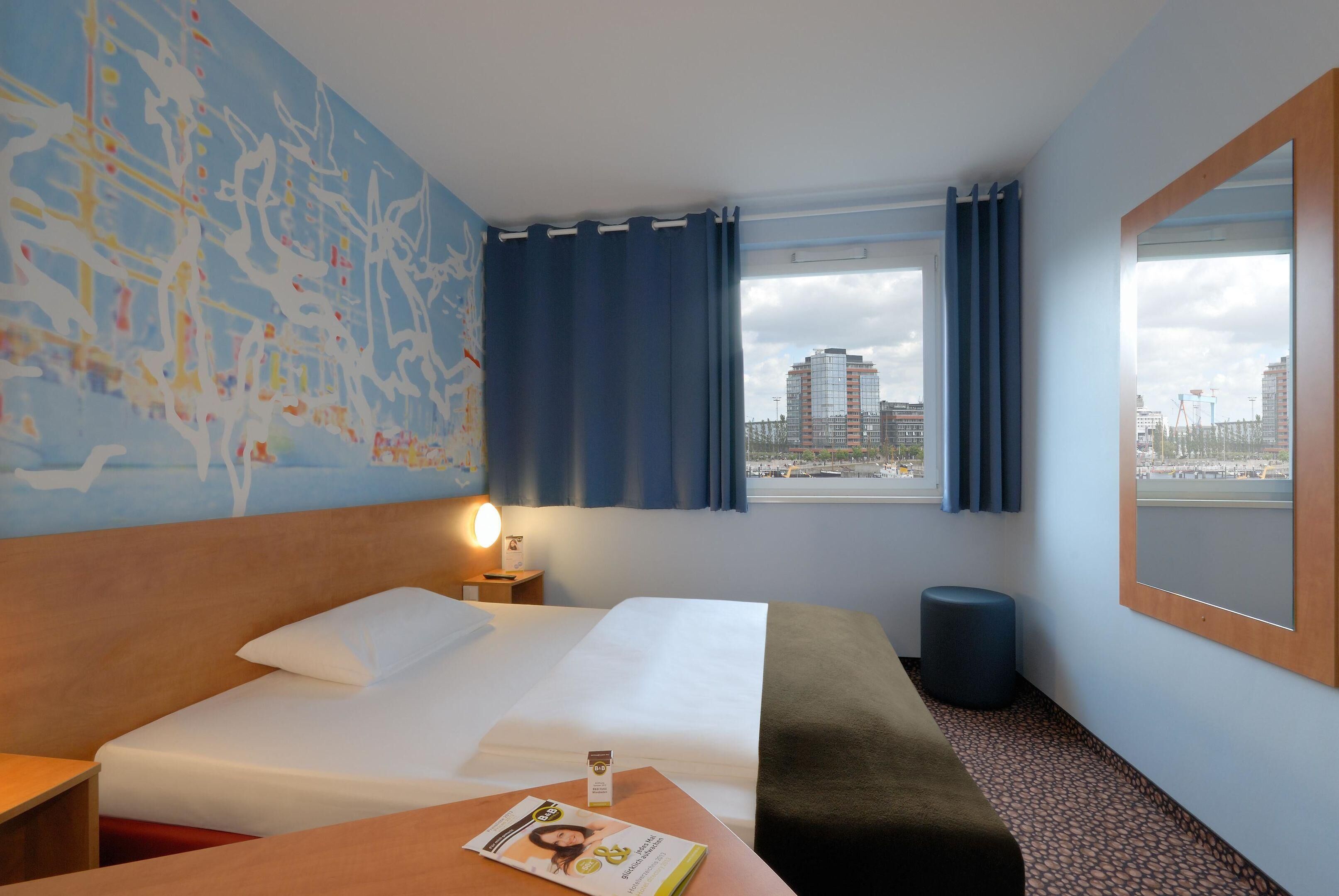 Desk, soundproofing, free WiFi, bed sheets