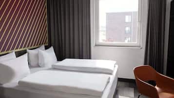 Escrivaninha, quartos à prova de som, Wi-Fi de cortesia, roupa de cama