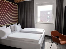 Escrivaninha, quartos à prova de som, Wi-Fi de cortesia, roupa de cama