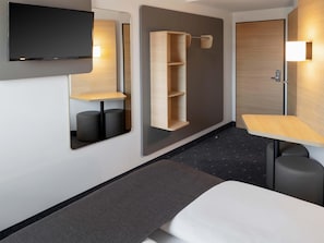 Desk, soundproofing, free WiFi, bed sheets - B&B Hotel Kiel-City (Kiel)