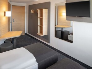 Desk, soundproofing, free WiFi, bed sheets - B&B Hotel Kiel-City (Kiel)