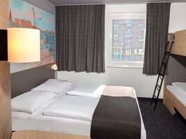 Habitación cuádruple | Escritorio, sistema de insonorización, wifi gratis y ropa de cama
