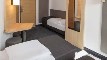 Driepersoonskamer | Een bureau, geluiddichte muren, gratis wifi, beddengoed