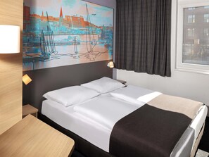 Desk, soundproofing, free WiFi, bed sheets