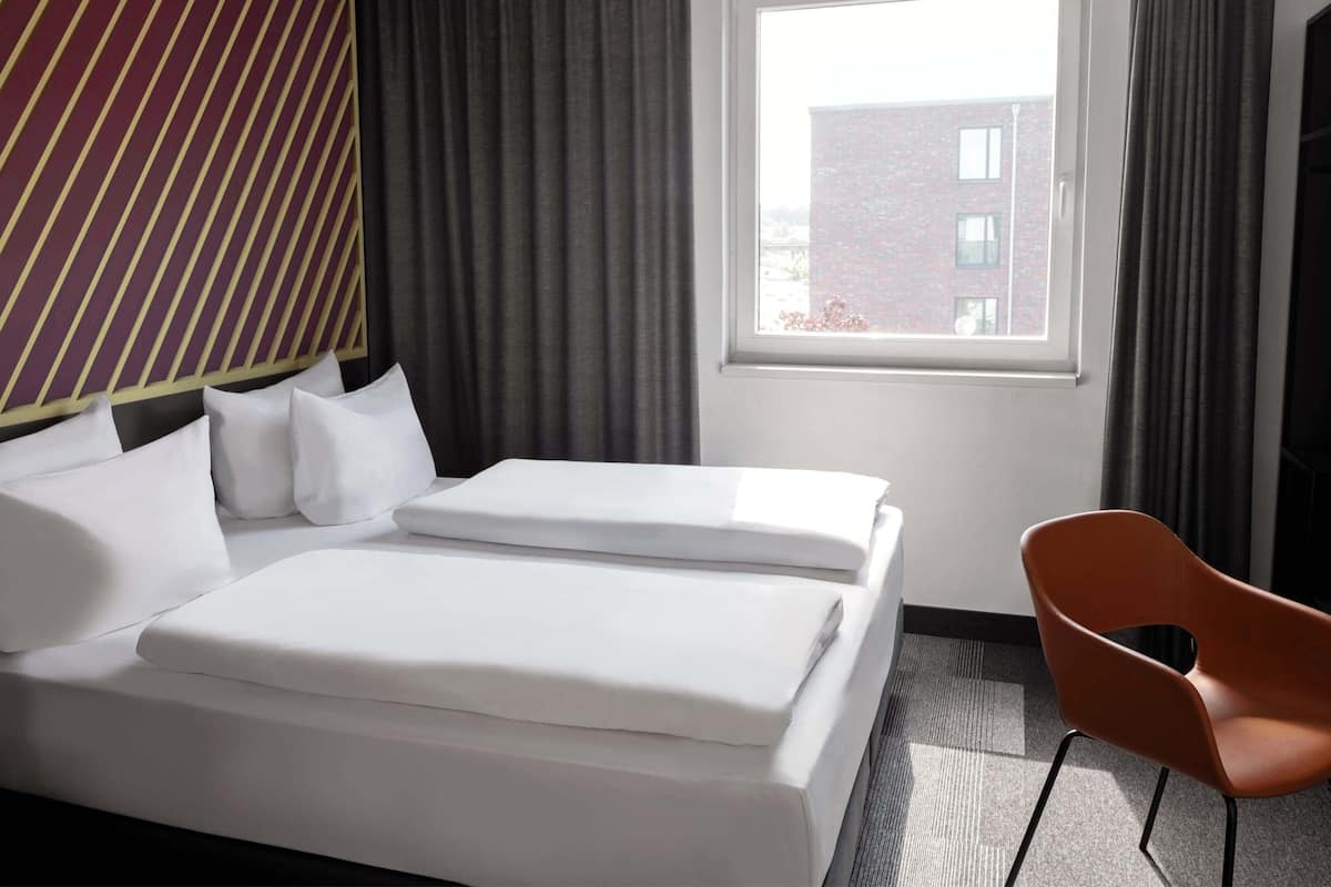Desk, soundproofing, free WiFi, bed sheets