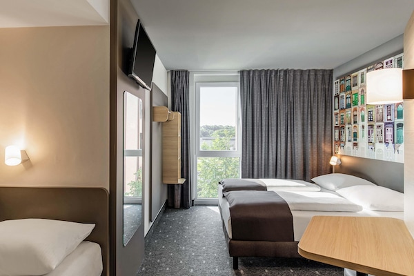 Desk, soundproofing, free WiFi