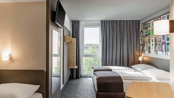Triple Room | Desk, soundproofing, free WiFi