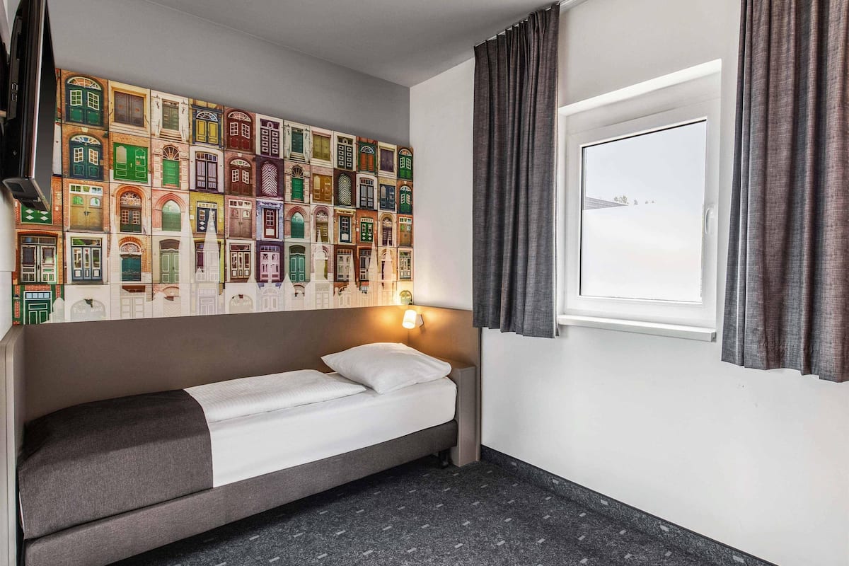 desk, soundproofing, free wifi