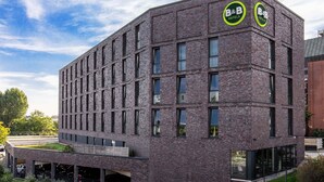 A modern B&B hotel with a brick facade, multiple windows, and a flat roof. - B&B HOTEL Lübeck-Hbf (Lübeck)