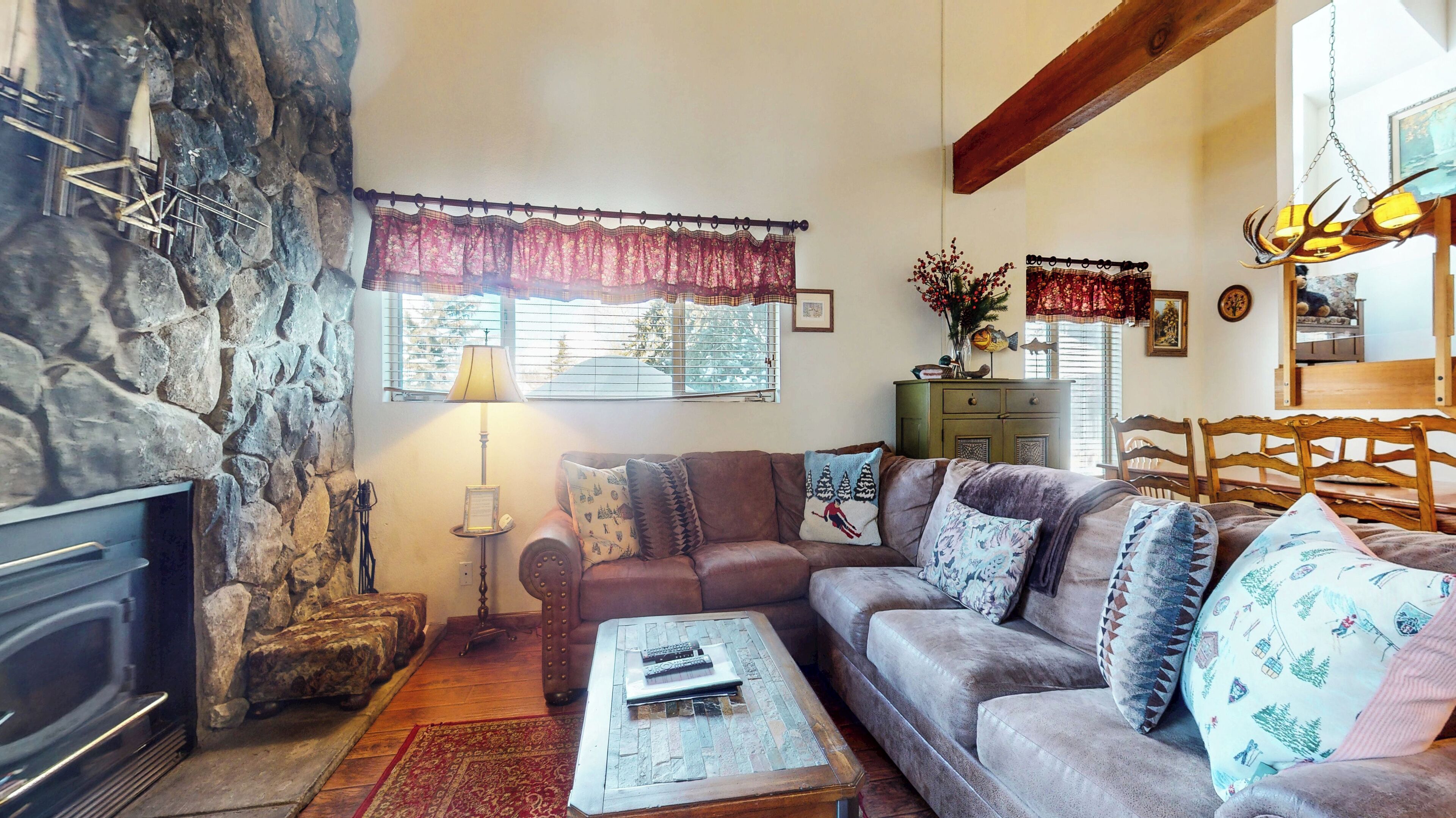 Smart TV, fireplace, stereo