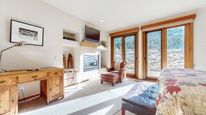 4 bedrooms, free WiFi, bed sheets - Breathtaking Mountain Views, Pet-Friendly, Private Garage, Washer/Dryer (Mammoth Lakes)
