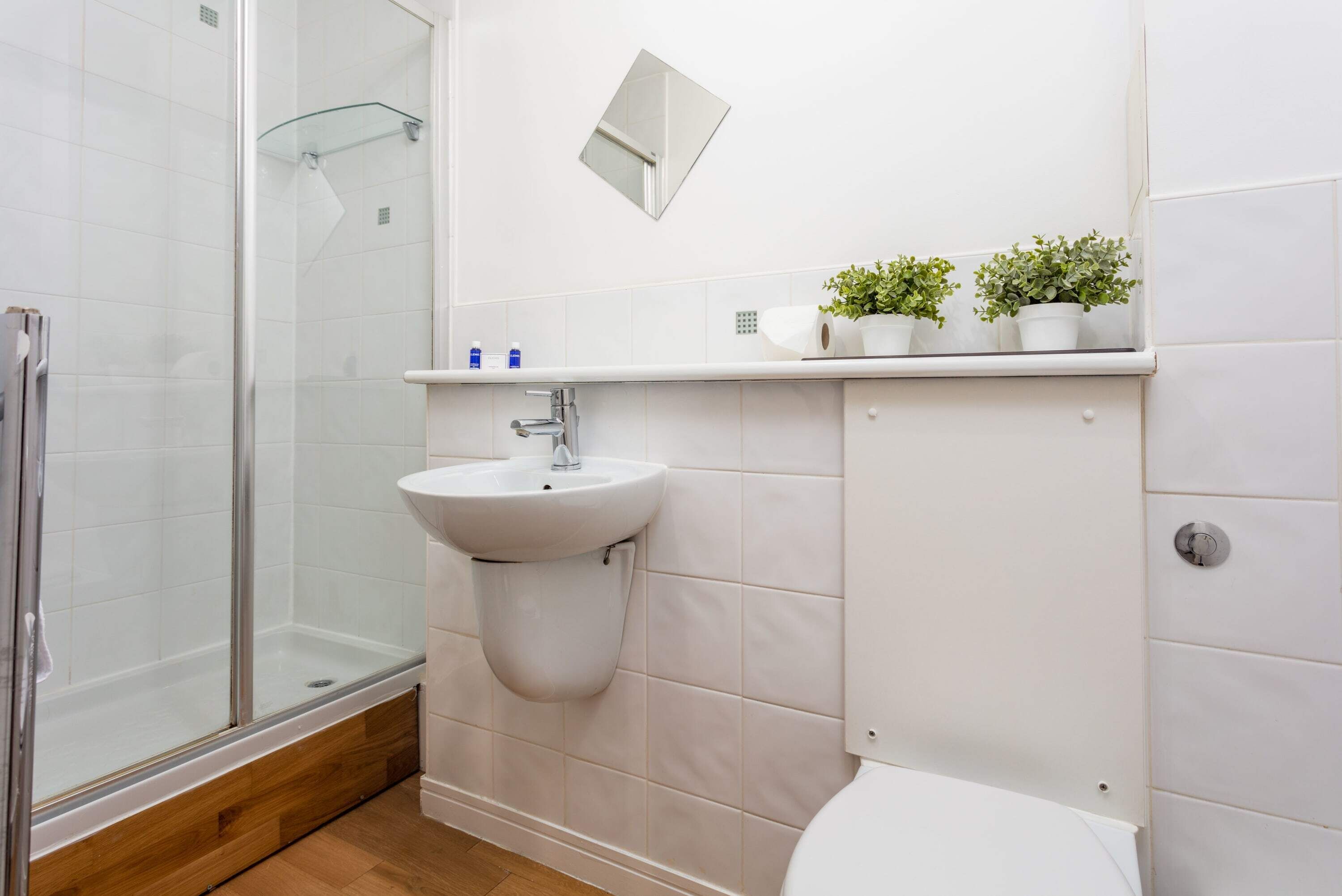 Bathtub, free toiletries, hair dryer, towels