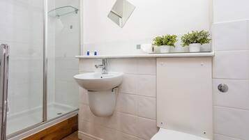 Bathtub, free toiletries, hair dryer, towels