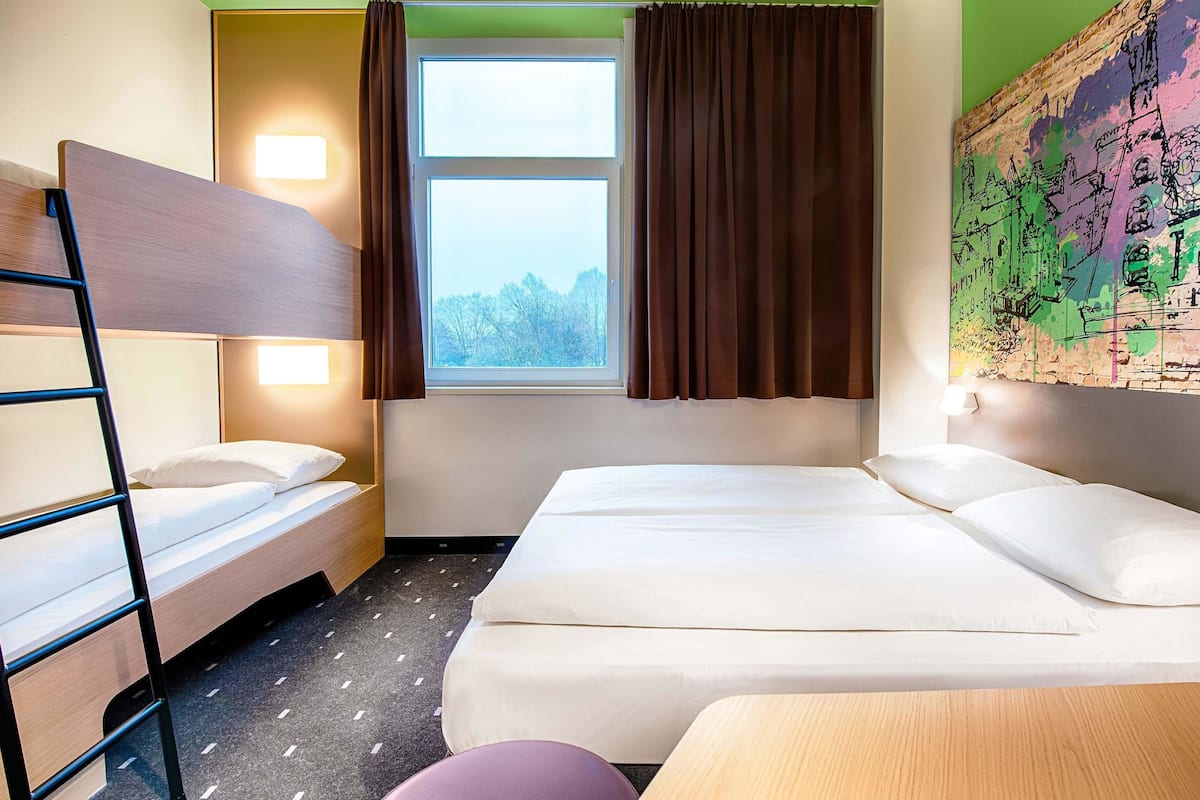 Desk, soundproofing, free WiFi, bed sheets