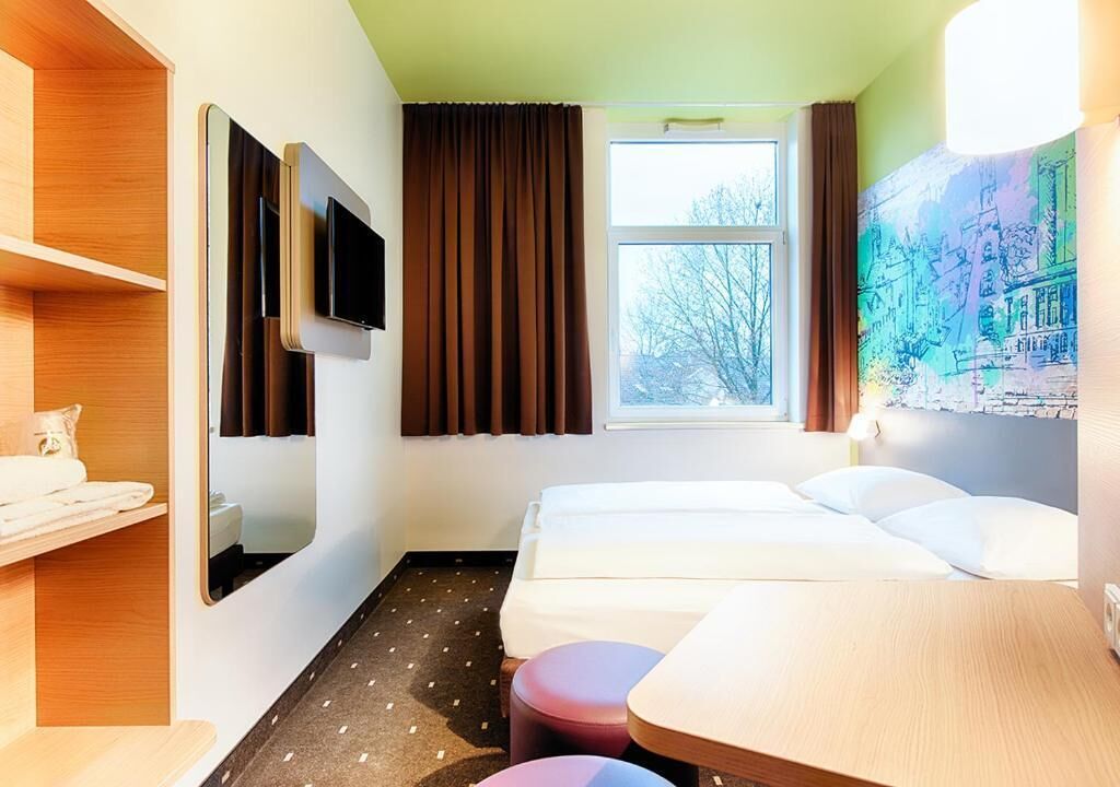 Een bureau, geluiddichte muren, gratis wifi, beddengoed