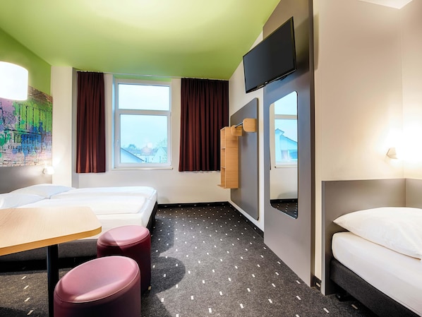 Triple Room | Desk, soundproofing, free WiFi, bed sheets