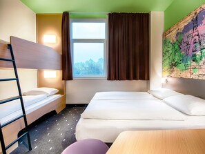 Quadruple Room | Desk, soundproofing, free WiFi, bed sheets