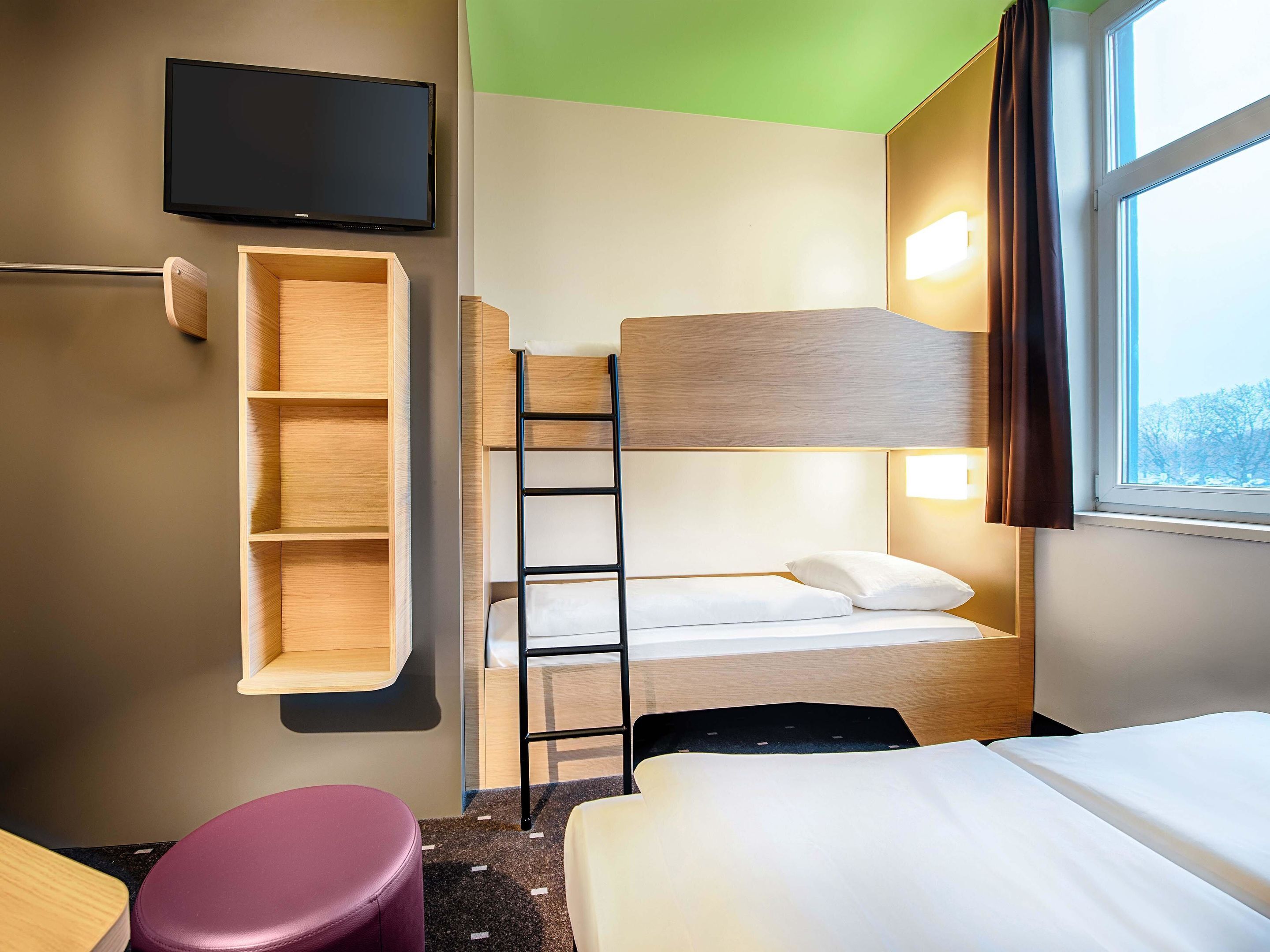 Quadruple Room | Desk, soundproofing, WiFi (free), bed sheets