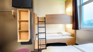 Quadruple Room | Desk, soundproofing, WiFi (free), bed sheets