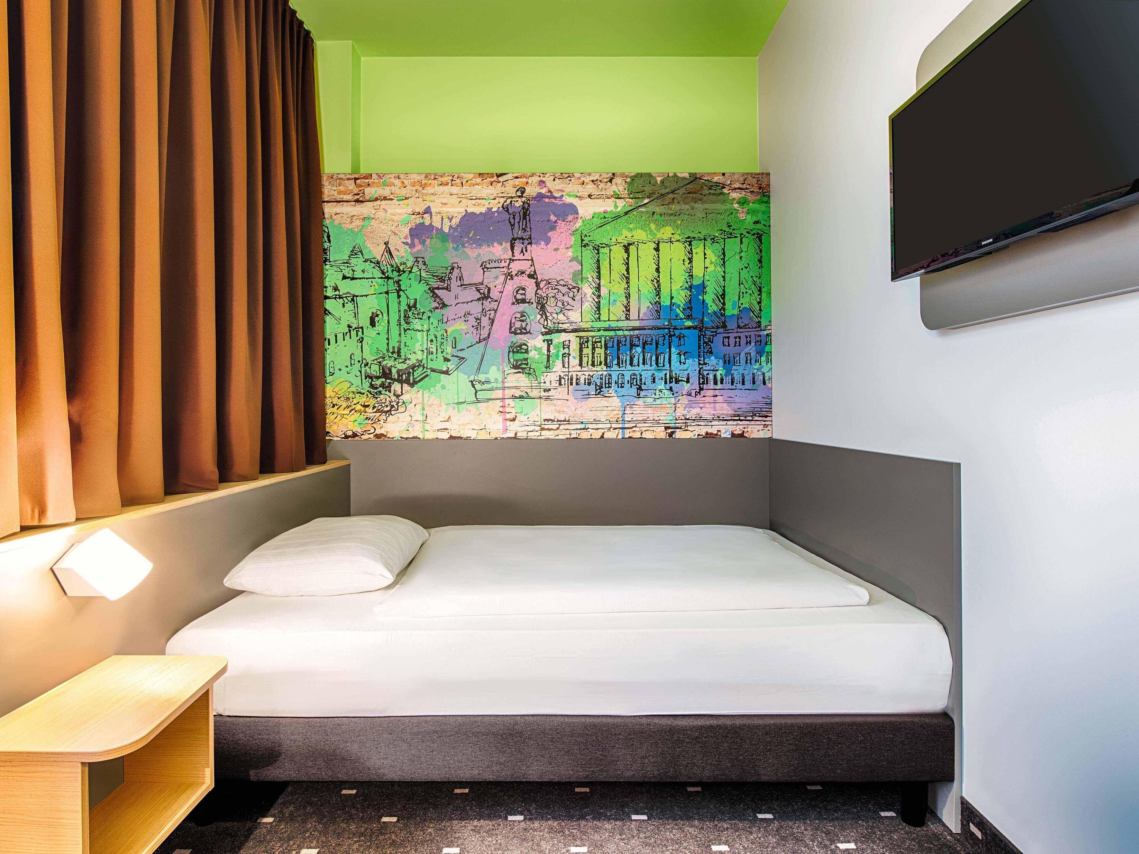 Escrivaninha, quartos à prova de som, Wi-Fi de cortesia, roupa de cama