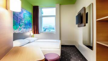 Desk, soundproofing, free WiFi, bed sheets