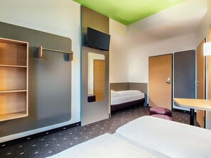Triple Room | Desk, soundproofing, free WiFi, bed sheets - B&B Hotel Kassel-City (Kassel)