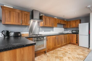 Fridge, microwave, oven, dishwasher - Granary Suite No22 - Donnini Apartments (Ayr)