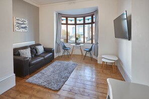 Apartment | Living area | 32-inch flat-screen TV with satellite channels, TV