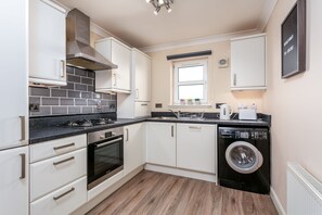 Fridge, microwave, oven, stovetop - The Lucas - Donnini Apartments (Ayr)