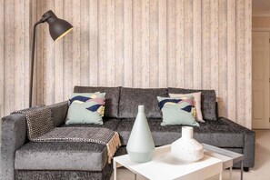 TV, Netflix, streaming services, offices - The Lucas - Donnini Apartments (Ayr)