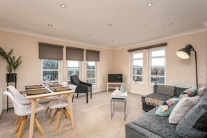 TV, Netflix, streaming services, offices - The Lucas - Donnini Apartments (Ayr)