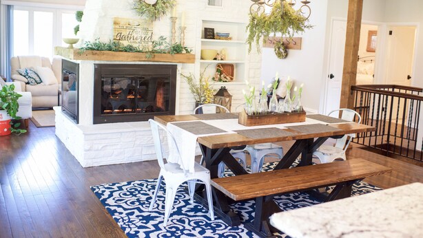 Un salon chaleureux avec une cheminée, une table à manger en bois et des sièges confortables.