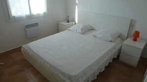 2 makuuhuonetta, silitysrauta/-lauta, vauvan matkasänky