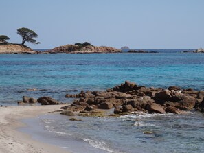 Rannalla, aurinkotuoleja