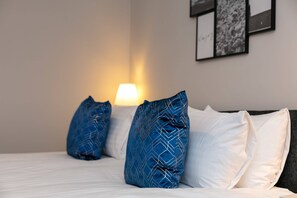 1 bedroom, premium bedding, iron/ironing board, travel cot - Seaforth Suite - Donnini Apartments (Ayr)