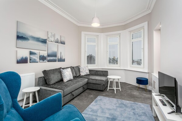 TV, Netflix, streaming services, offices - Seaforth Suite - Donnini Apartments (Ayr)