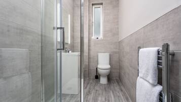 Bathtub, free toiletries, hair dryer, towels