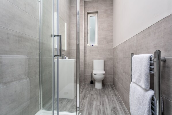 Bathtub, free toiletries, hair dryer, towels