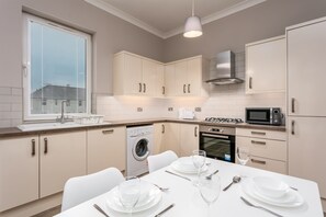 Fridge, microwave, oven, stovetop - Seaforth Suite - Donnini Apartments (Ayr)