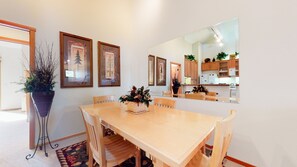 Dining - 2 Private Balconies, Great Views, Private Gas Grill/Laundry. Near Golf Course (Mammoth Lakes)