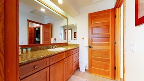 Combined shower/bathtub, towels - 2 Private Balconies, Great Views, Private Gas Grill/Laundry. Near Golf Course (Mammoth Lakes)
