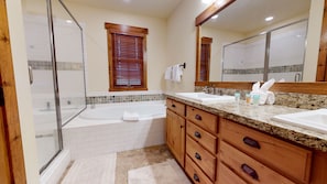 Combined shower/bathtub, towels - Pet-Friendly, On the Creek. Private Gas Grill, Washer/Dryer, Near Golf Course (Mammoth Lakes)