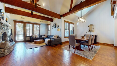 Pet-Friendly, On the Creek. Private Gas Grill, Washer/Dryer, Near Golf Course