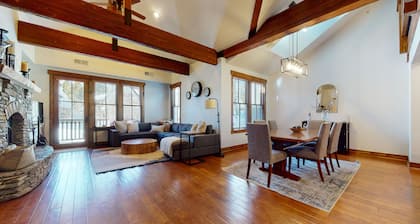 Pet-Friendly, On the Creek. Private Gas Grill, Washer/Dryer, Near Golf Course