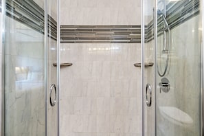 Combined shower/tub, hair dryer, towels