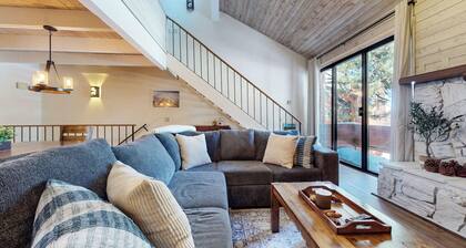 Beautiful Remodeled Home, Private Grill & Laundry. Pool & Hot Tub On-site